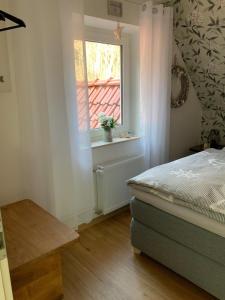1 dormitorio con cama y ventana en FeWo "Zwischen den Meeren", en Rendsburg