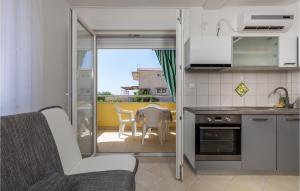 Cozy Apartment In Povljana With Lake View في بوفليانا: مطبخ مع أريكة وطاولة مطلة