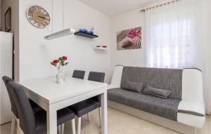 Posezení v ubytování Beautiful Apartment In Povljana