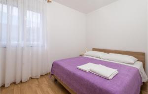 Postel nebo postele na pokoji v ubytování Beautiful Apartment In Povljana
