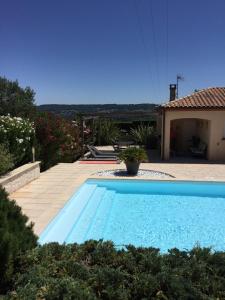 - une piscine en face d'une maison dans l'établissement Douceur d été, à Saint-Sylvestre-sur-Lot