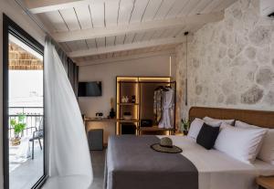 TV a/nebo společenská místnost v ubytování Lithos Suites, Premium Κey Collection + 30 fotografií