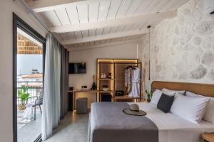 Postel nebo postele na pokoji v ubytování Lithos Suites, Premium Κey Collection