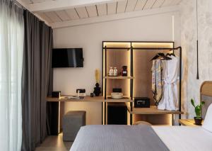 TV a/nebo společenská místnost v ubytování Lithos Suites, Premium Κey Collection