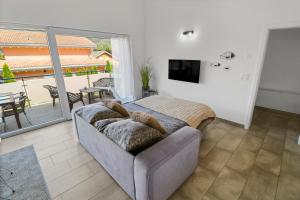 TV a/nebo společenská místnost v ubytování Superbe appartement neuf et cosy
