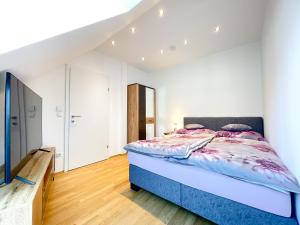 a bedroom with a bed in a room at Pärchentraum im Zentrum von Graz in Graz