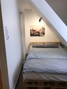 um quarto com uma cama no sótão em Nowe miasto em Wałbrzych