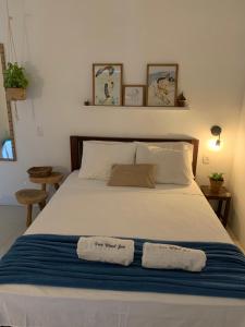1 dormitorio con 1 cama con 2 toallas en Casa Free Wind Jeri en Jericoacoara
