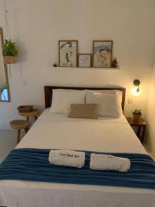 1 dormitorio con 1 cama con 2 toallas en Casa Free Wind Jeri, en Jericoacoara