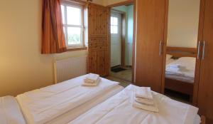 um quarto com 2 camas e um espelho em Haus Norway Trondheim em Wittenbeck