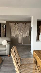 Zen Suites by Regente في مدينة أواكساكا: غرفة معيشة مع أريكة وكرسي
