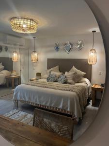 เตียงในห้องที่ Zen Suites by Regente