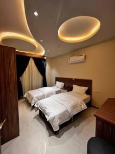 2 camas en una habitación con 2 camas en سجى للوحدات السكنية en Abha