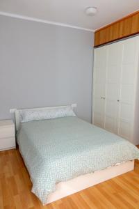 1 dormitorio con 1 cama y armarios blancos en Yellow Door 2, en Ponferrada