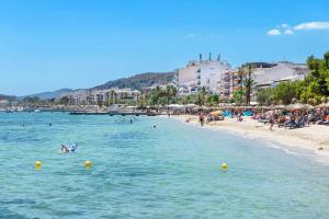 een groep mensen in het water op een strand bij Albercutx Pollentia 1 in Port de Pollença