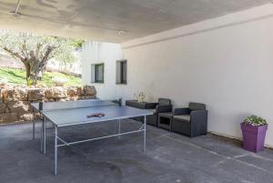 eine Tischtennisplatte und Stühle in einem Zimmer in der Unterkunft Villa des Oliviers in Nizza