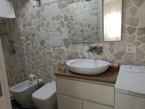 Ванная комната в BlueSun Apartments