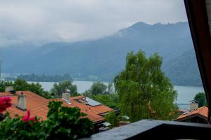 widok na miasto z jeziorem i góry w obiekcie Ferienwohnung Inselblick w mieście Schliersee
