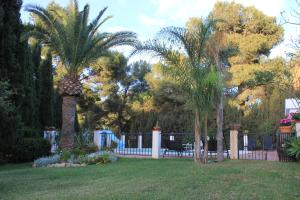 A garden outside Villa El Hogar