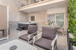 eine Terrasse mit Stühlen und einem Tisch in der Unterkunft Sea U Jerusalem Mahane Yehuda Apartment Hotel in Jerusalem
