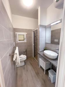 ein Bad mit einem Waschbecken und einem WC in der Unterkunft A casa di Asja in Terni