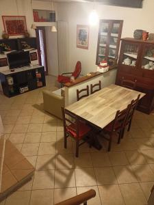 a living room with a wooden table and chairs at Dimora Volturno in Vasto