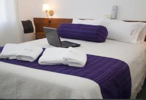 Postel nebo postele na pokoji v ubytování Carolina Hotel