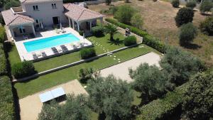 une vue aérienne d'une maison avec piscine dans l'établissement Villa Corse, à Folelli