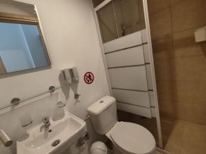 Un baño con inodoro, lavabo y ducha. en PURE URBAN ACROPOLIS METRO PETRALONA, en Atenas 51 fotos más