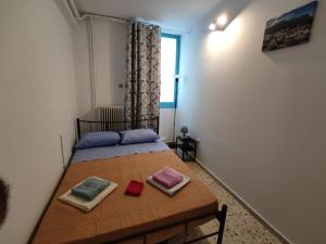 een slaapkamer met een bed met 2 kussens erop bij PURE URBAN ACROPOLIS METRO PETRALONA in Athene