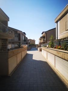 an empty walkway between two buildings with plants at Delizioso appartamento nel cuore Castelli Romani in Marino