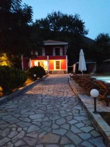 Vonkajšia záhrada v ubytovaní Red Villa