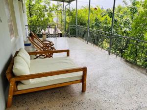 - une terrasse couverte avec 2 fauteuils à bascule sur un balcon dans l'établissement Winehouse, à Lagodekhi