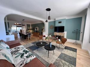 een woonkamer met een bank en een tafel bij L'Envie d'Eymet, gîte pour 6 personnes in Eymet