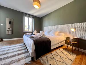 een slaapkamer met een groot bed met groene muren bij L'Envie d'Eymet, gîte pour 6 personnes in Eymet