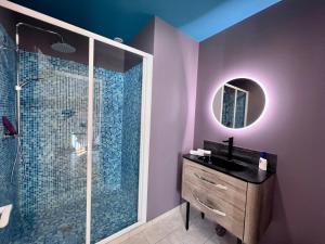 een badkamer met douche, wastafel en spiegel bij L'Envie d'Eymet, gîte pour 6 personnes in Eymet +61 foto's