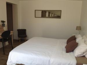 Hotel Les Voyageurs客房内的一张或多张床位