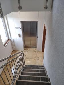 a staircase in a building with a glass door at Hotel Pasa Paradies KOSTENLOSE PARKPLÄTZE in Hanau am Main