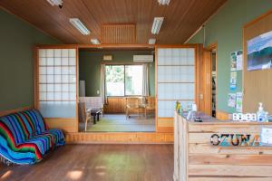 Posezení v ubytování 大砂荘 OZUNA CAMP and LODGE