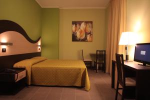 Habitación de hotel con cama y escritorio en Life Sport Hotel, en Mentana