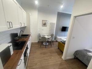 Una cocina con un fregadero y una mesa en una habitación. en Katowice Gallery Center, en Katowice