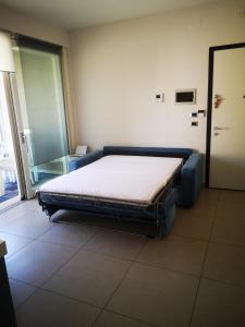a bedroom with a bed in the corner of a room at Delizioso appartamento nel cuore Castelli Romani in Marino