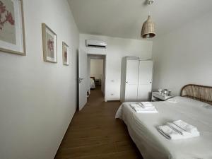 ein Schlafzimmer mit einem Bett mit zwei Handtüchern darauf in der Unterkunft Casa Matilde a pochi passi dal mare in Torre Squillace