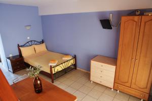 クルータにあるAlea Villasの小さなベッドルーム(ベッド1台、ドレッサー付)