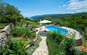 Bazén v ubytování Holiday Home Rabac 13 nebo v jeho okolí