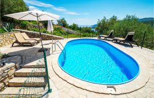 Bazén v ubytování Holiday Home Rabac 13 nebo v jeho okolí