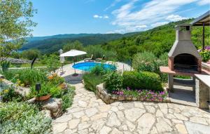 Bazén v ubytování Holiday Home Rabac 13 nebo v jeho okolí