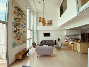 un salon avec un canapé et une table dans l'établissement New Apartments with great Sunsets near historic center and beach, à Carthagène des Indes