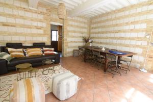 - un salon avec un canapé et une table dans l'établissement Les Falaises de l'Estran, à Dieppe