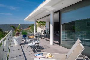 een balkon van een huis met een tafel en stoelen bij Villa des Oliviers in Nice